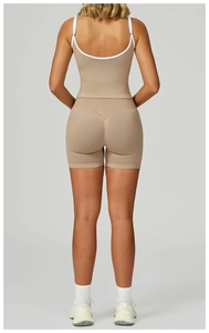 Vue arrière de l'ensemble de yoga sans couture avec débardeur et short de sport marron