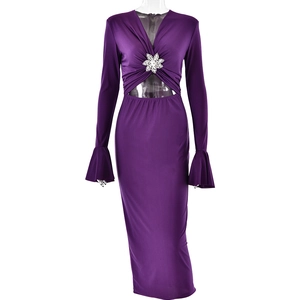 Detail des lila V-Ausschnitt Kleids mit Strass-Blumenbrosche und Taillenausschnitt