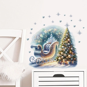Stickers muraux de Noël avec traîneau et sapin sur un mur blanc du salon