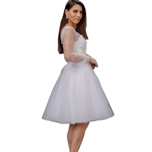 Robe de mariée courte en tulle blanc avec manches en résille perlées et coupe trapèze