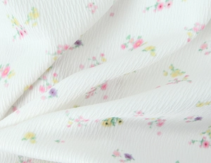 Vue macro détaillée du tissu en maille côtelée blanche avec imprimé floral délicat