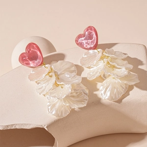 Boucles d'oreilles fleurs avec cœur rose en résine et pétales blancs sur anneaux dorés