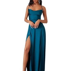 Robe longue en satin dos nu bleu canard coupe ajustée avec fente haute pour l'élégance