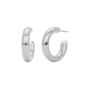 Macro-opname van gepolijste S925 sterling zilveren C-vormige oorbellen met keurmerk