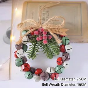 Détail d'une couronne de Noël avec cloches colorées, aiguilles de pin, baies et étiquette