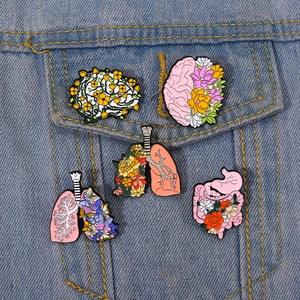 Broches créatives en émail avec organes humains et fleurs sur une veste en jean
