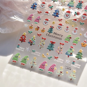 Gros plan d'autocollants 5D de Noël pour ongles avec motifs de Père Noël et paillettes