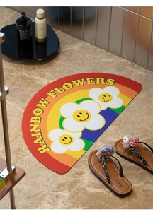 Dettaglio del tappeto da bagno a semicerchio con arcobaleno, fiori e assorbimento rapido