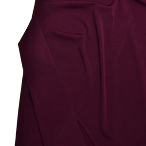 Gros plan sur la texture du tissu violet foncé montrant un drapé souple et fin