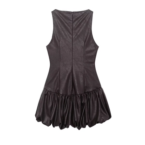 Robe courte sans manches en similicuir bordeaux avec jupe plissée sur fond blanc