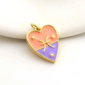 Detalle macro del colgante de Piscis en forma de corazón con acabado esmaltado bicolor