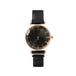 Détail d'une montre à quartz or rose avec cadran noir et bracelet en maille milanaise