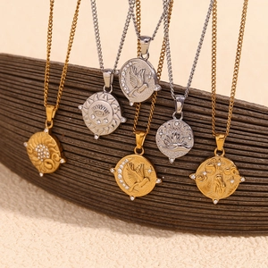 Macro dettagliata di ciondoli tarocchi placcati oro 18 carati e argento con cristalli
