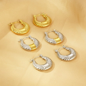 U-shaped 18k stainless steel earrings with textured relief in gold and silver finish
