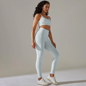 Détail d'un ensemble brassière de sport et legging taille haute bleu clair côtelé