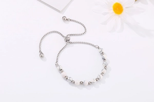 Vue détaillée du bracelet ajustable en acier inoxydable argenté avec perles marbre