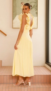 Détail de la robe maxi dos nu jaune clair avec bretelles à volants et texture plissée