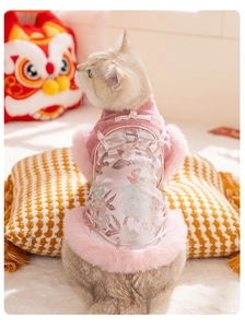 Dettaglio gilet per animali in raso rosa con ricami floreali e bottone a nodo