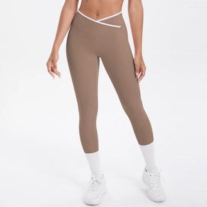 Détail du pantalon de yoga taille haute avec design croisé blanc en V en tissu brun