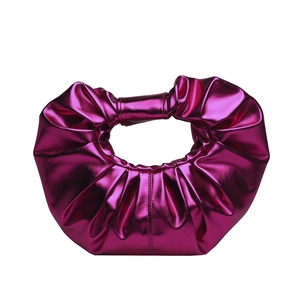 Metallic-Magenta Handtasche mit gerafftem Design und glänzender Halbmond-Silhouette