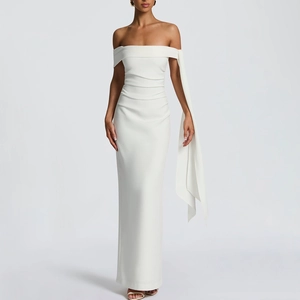 Robe longue blanche bustier élégante avec ruban latéral et coupe ajustée chic