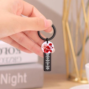 Porte-clés à ondes musicales avec de vraies fleurs rouges séchées et métal noir