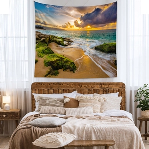 Détail d'une tapisserie bohème de coucher de soleil avec rochers moussus et vagues