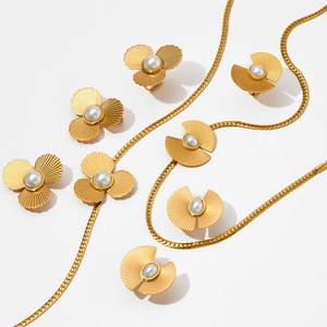 Goldenes Kleeblatt-Schmuckset mit Halskette Ohrringen und Ring mit Perlenbesatz