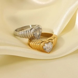 Retro stainless steel rings with ribbed bands and large heart zircon in gold and silver