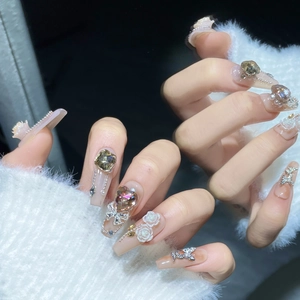 Faux ongles ballerine rose nude avec fleurs camélia 3D et cristaux brillants