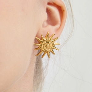 Élégantes boucles d'oreilles soleil en acier inoxydable plaqué or 18k à motif spiral