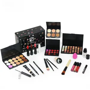 Set trucco completo con palette di ombretti, rossetti, pennelli e spugnetta per il make-up