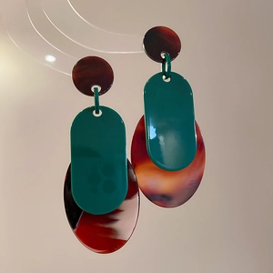 Détails de boucles d'oreilles géométriques en acrylique marbre rouge et vert