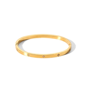 Dettaglio di un bracciale rigido in acciaio inossidabile dorato con zirconi brillanti