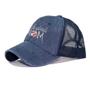 Detailansicht der dunkelblauen Netzkappe mit Baseball MOM Stickerei und Distressed-Look