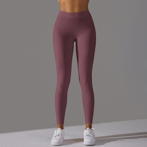 Vue détaillée du legging de fitness taille haute rose poudré avec tissu mat doux pour la peau
