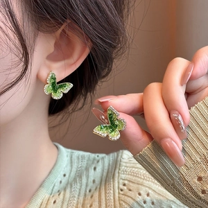 Élégantes boucles d'oreilles papillon vertes avec placage d'or et accents de cristal