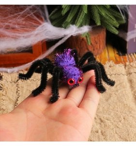 Dettaglio della clip a ragno di peluche per Halloween con pelo viola e occhi rossi