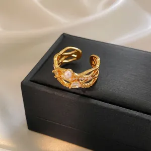Verstellbarer Ring mit 18k Vergoldung, weißen Perlen und funkelnden Zirkonia-Steinen