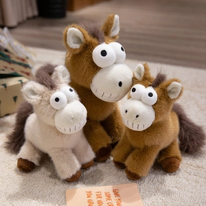 Peluches poney dessin animé drôles en beige et marron avec grands yeux et sourire