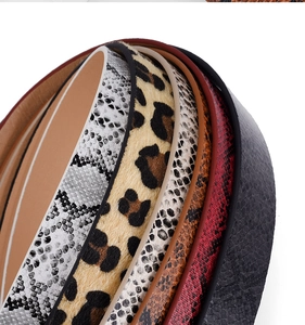 Vue macro des textures variées de ceintures en cuir pour femmes avec motifs serpent et léopard