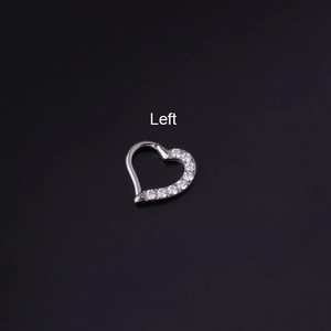 Piercing daith a cuore in titanio G23 con zirconi su sfondo nero, versione sinistra