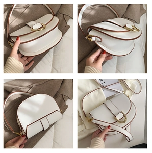 Vues détaillées d'un sac besace blanc avec bordure marron et finitions dorées