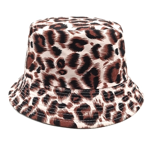 Dettaglio del cappello a secchiello leopardato con cuciture sulla tesa larga