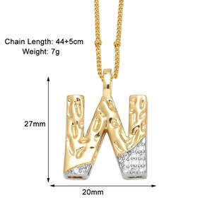 Détail du collier pendentif lettre W plaqué or et argent avec pierres en zircon