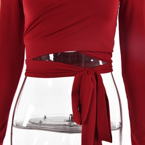 Detailansicht des roten Langarm-Crop-Tops mit modischem Cross-Wrap-Bindedesign an der Taille