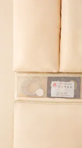 Dettaglio della tasca a rete sull'organizzatore beige per carte d'identità e tessere