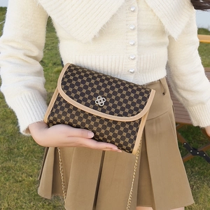 Sac à bandoulière vintage avec imprimé classique et fermoir fleur en métal
