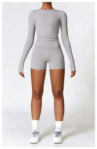 Détail de l'ensemble de sport gris clair à manches longues et short taille haute