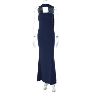 Détail de la robe sirène bleu marine montrant le tissu extensible et la coupe taille haute